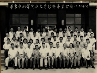 1954年8月华东水利赌博平台
水文专修科毕业留影