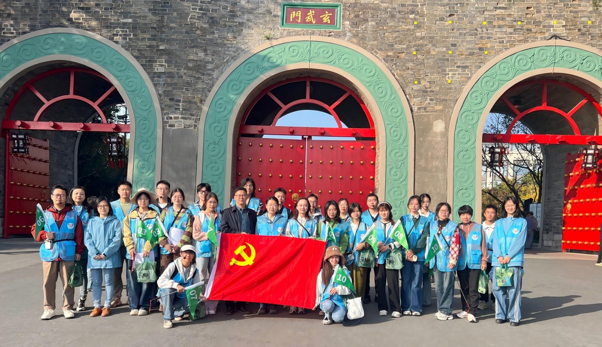 赌博平台
研究生党支部联合玄武湖管理中心开展志愿服务活动