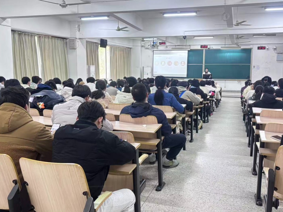 赌博平台
举办研究生党员发展专项培训