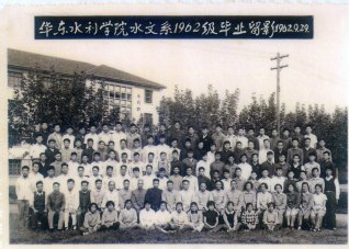 1962年9月29日华东水利赌博平台
水文系1962级毕业留念