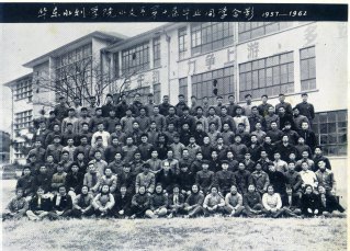 1957-1962年期间华东水利赌博平台
水文系第十届毕业同学合影1957-1962